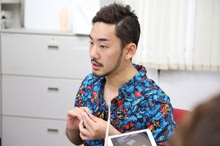 学校ブログ みんなプロの手元にくぎづけ オネェネイリストgenkiさんの